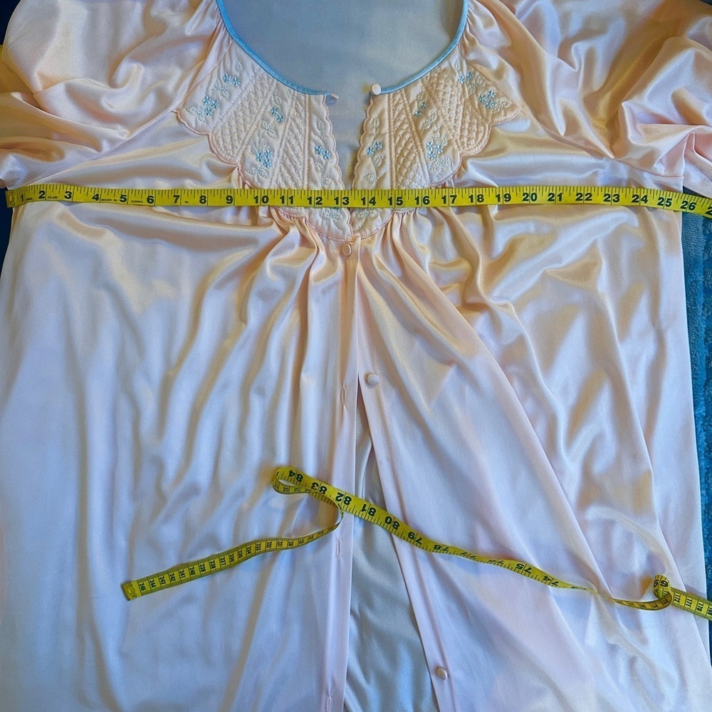 Vintage Vanity Fair Quilted Embroidered Robe Housecoat Button Up - Picture 5 of 6